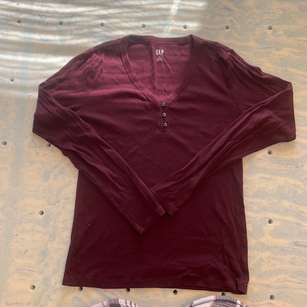 Gap henley tee size small